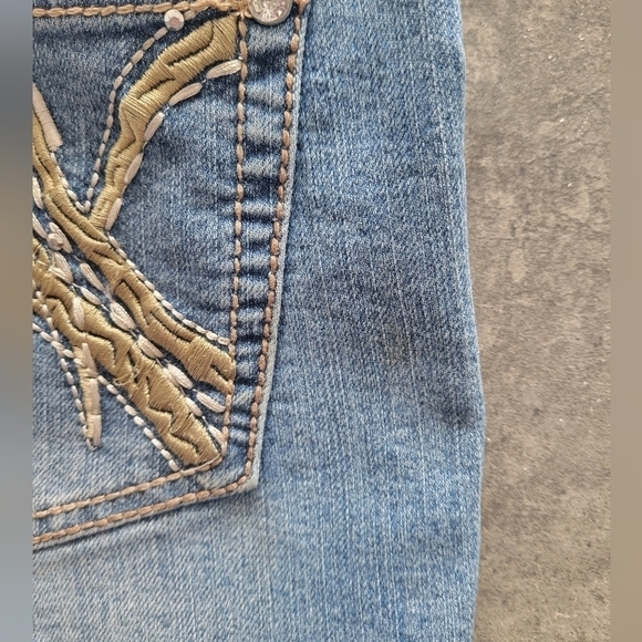 Red Rivet Jeans Shorts - Picture 5 of 5